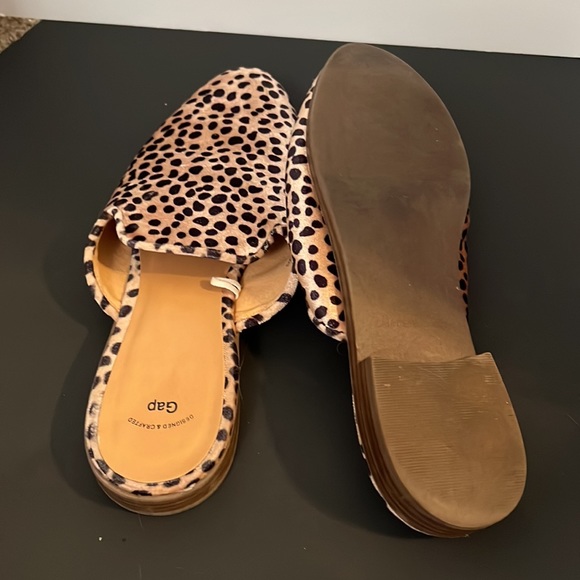 Gap flats - Picture 2 of 2